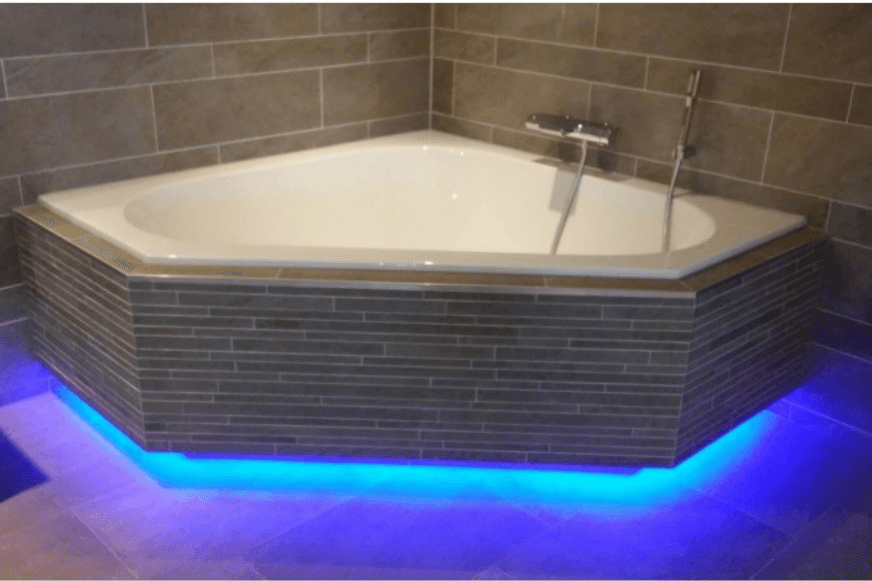 Eine Badewanne mit bunten LED-Lichtern ist in der Nahaufnahme zu sehen